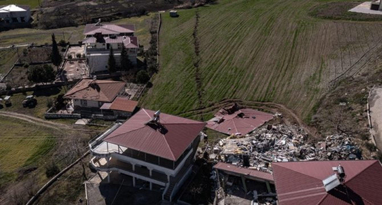 Depremde oluşan yarık Çiğli Mahallesi’ni ikiye böldü