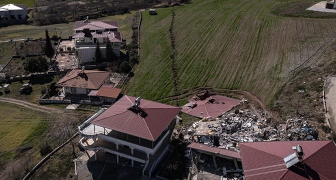 Depremde oluşan yarık Çiğli Mahallesi’ni ikiye böldü