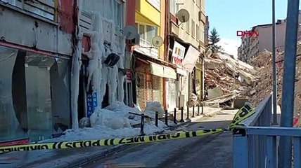 Hasarlı binada su borusu patladı, buz sarkıtları oluştu