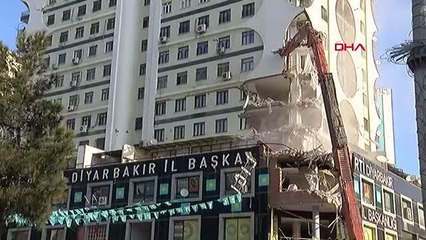 1 BLOĞU YIKILAN GALERİA SİTESİ'NİN YIKIMINA BAŞLANDI