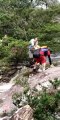 Turistas ficam presos em cascata no Brasil