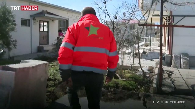 Depremde oluşan yarık mahalleyi ikiye böldü