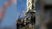 Hasarlı binalar canlı hayvanların üzerine yıkılıyor