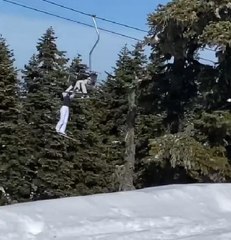 ULUDAĞ'DA KAYAKÇININ TELESİYEJİN DEMİRİNE ASILI KALDIĞI ANLAR KAMERADA