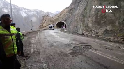 Artvin'de heyelan! Kayalar minibüsün üstüne düştü: 4 yaralı