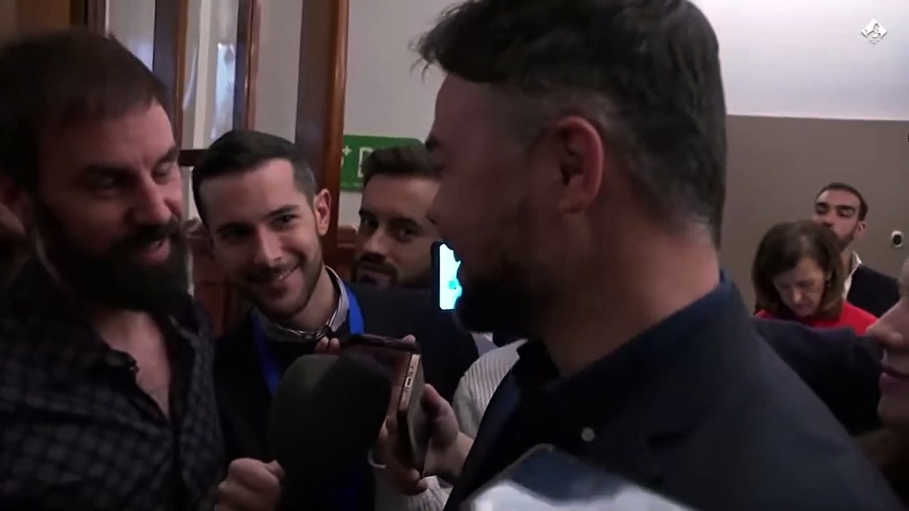 Rufián ironitza amb el gest de Nogueras d'apartar la bandera espanyola: "Molt útil"