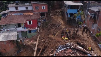 Télécharger la video: Inondazioni in Brasile, si scava nel fango: decine di dispersi