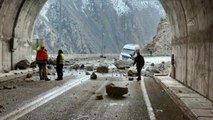 Yamaçtan kopan kayaların isabet ettiği minibüsteki 4 kişi yaralandı