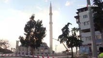 Depremde zarar gören caminin minarelerinin kontrollü yıkımı görüntülendi