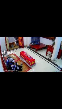 Bà ở nhà bị té, cháu gái xót xa vì chưa kịp về bà đã ra đi mãi mãi