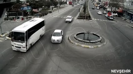 Kırmızı ışık ihlali kazaya neden oldu... O anlar kamerada