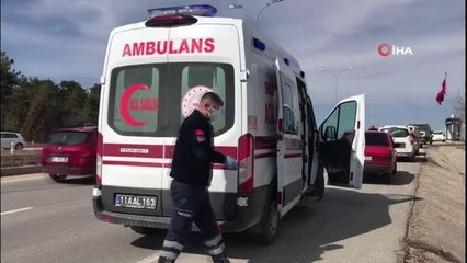 Bilecik'te iş makinası devrildi, 2 kişi yaralandı