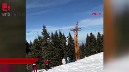 Dengesini kaybeden kayakçı telesiyejde  asılı kaldı