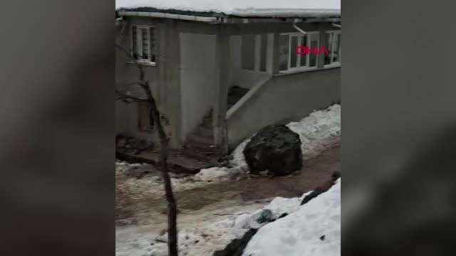 YAMAÇTAN KOPAN KAYALAR EVİN DUVARINI YIKTI