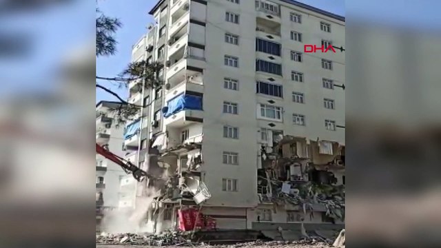 Diyarbakır'da kontrollü yıkımda 10 katlı bina çöktü; o anlar kamerada