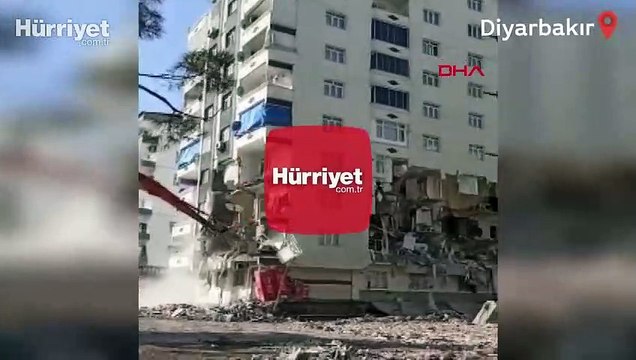 Kontrollü yıkımda 10 katlı bina çöktü; O anlar kamerada