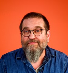 Derrière le nom de Mark Lesser, une voix connue des Français