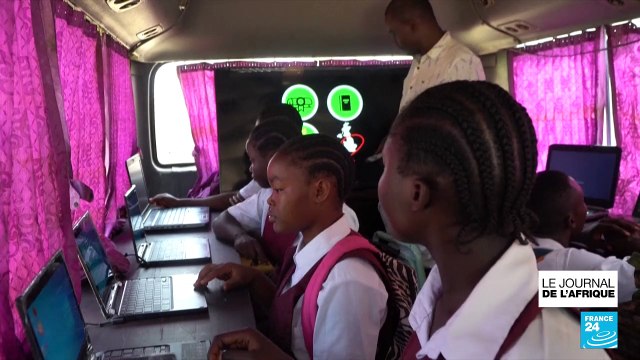 Le bus informatique sillonne le Libéria : d'école en école pour initier les enfants défavorisés