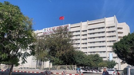 Orta hasarlı çıkan Balcalı Hastanesi'nde hastalar tahliye ediliyor