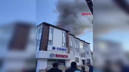 DEPREMZEDELERİN KALDIĞI PANSİYONUNUN ÇATISI YANDI