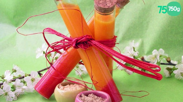 Potion magique ou smoothie mangue, carottes, fraises, jus de betteraves et épices