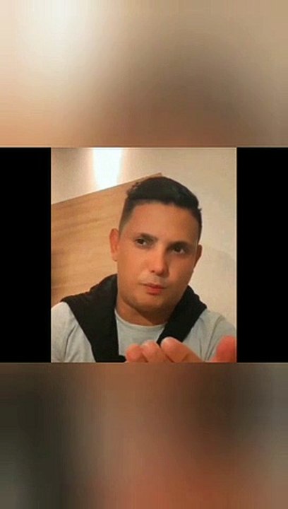 Pastor aparece enrolado em endredom com outro homem