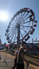 Roda gigante trava na Flórida e deixa ocupantes virados e sem cinto