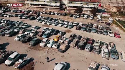 Depemde zarar gören araçlar enkaz alanından çekiliyor