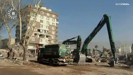 شاهد: استمرار عمليات البحث والإنقاذ بعد الهزات المدمرة في تركيا