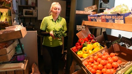 Market traders respond to supermarket rationing