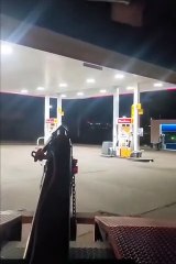 Un employé de la fourrière suit un mauvais payeur et embarque sa voiture dans une station service