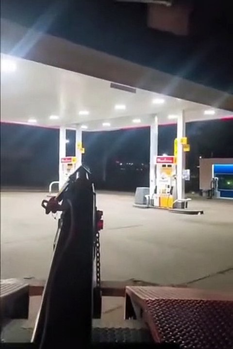 Un employé de la fourrière suit un mauvais payeur et embarque sa voiture dans une station service