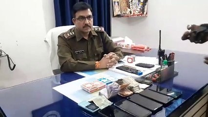 पहले जमकर पैसों का दाव लगाया अब कैसे मुंह छिपाकर थाने में खड़े जुआरी