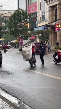 Ông bố shipper vừa bế con nhỏ vừa lái xe giữa trời mưa rét: Cũng vì cuộc sống mưu sinh