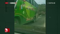 Bus con pasajeros invade carril en plena curva de una carretera nacional