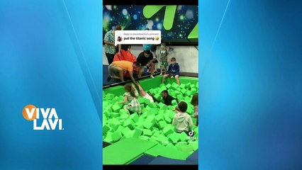 ¡Increíble rescate! Madre se lanza a piscina de cubos de espuma y es salvada 🚑