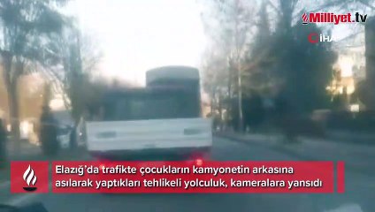Kamyonet arkasına asılan çocukların tehlikeli yolcuğu kamerada