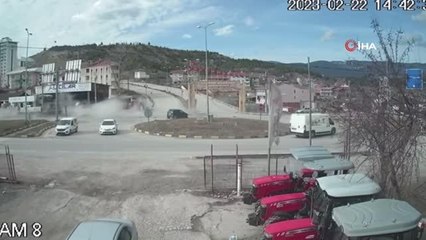 3 kişinin yaralandığı zincirleme trafik kazası güvenlik kamerasına yansıdı