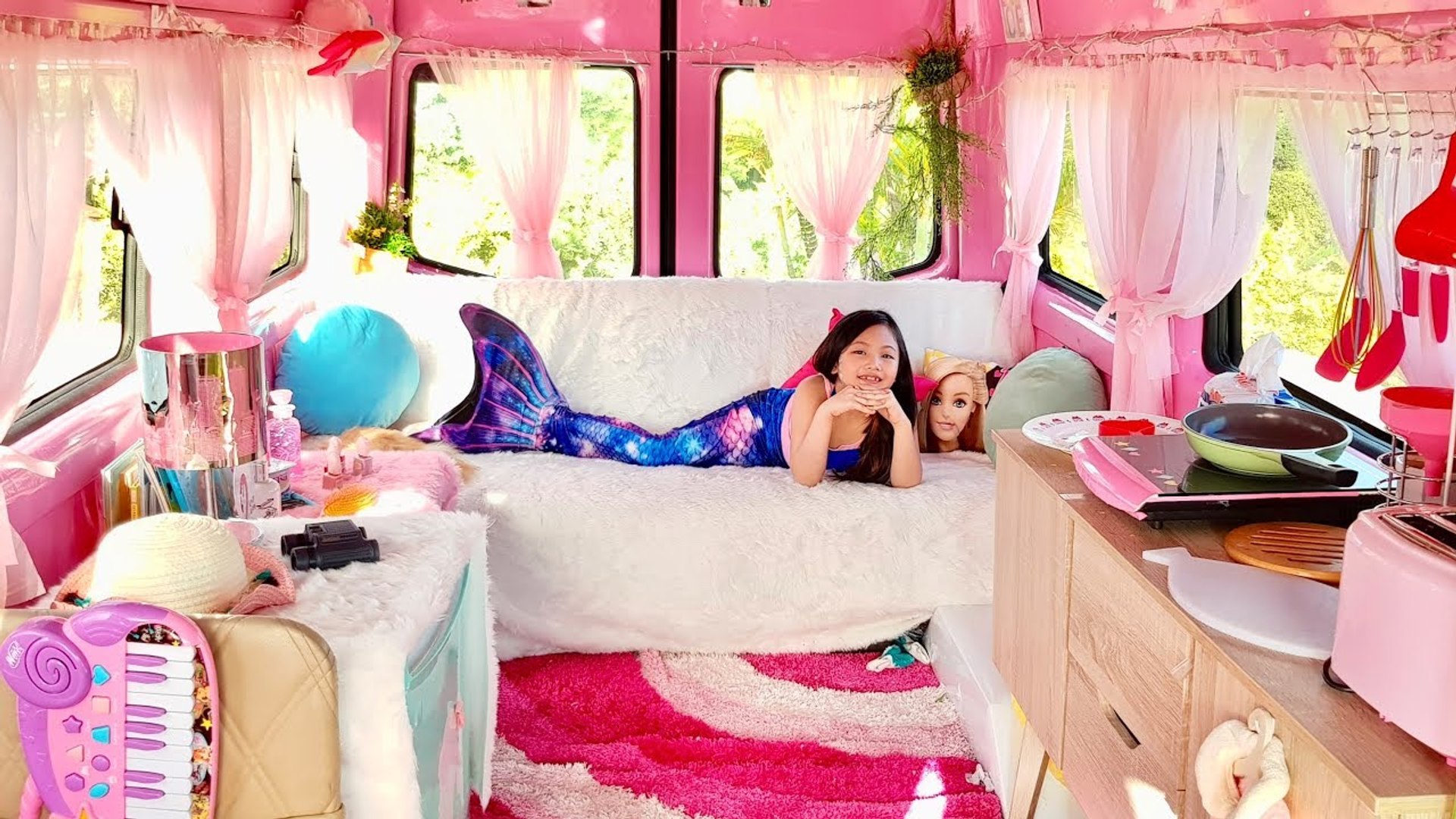 ⁣If I Lived in a Barbie Dream Camper