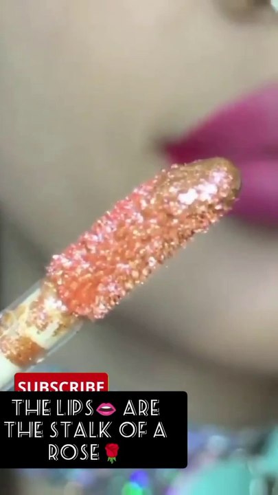 होठ है कि गुलाब की परखुड़ी