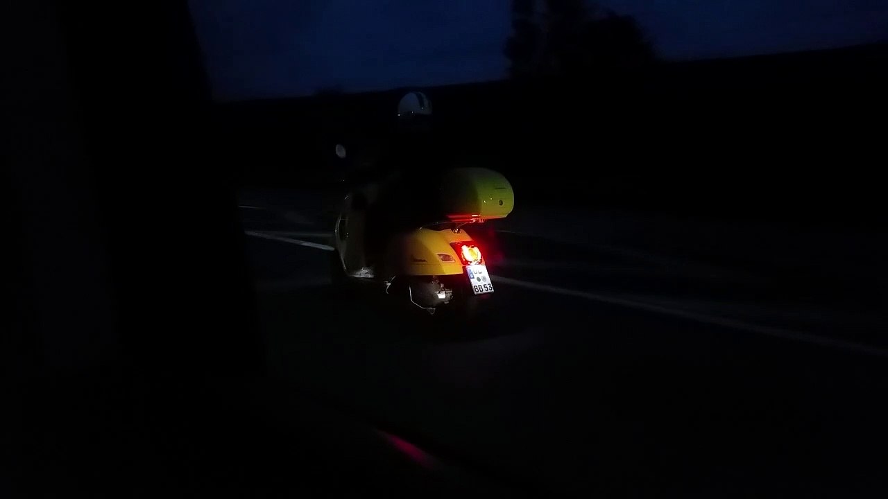 Mofa auf der Autobahn