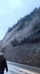 Artvin'de heyelan anı kameralara yansıdı