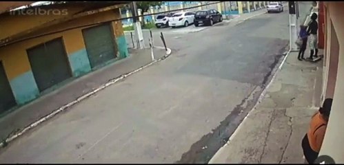 Mulher destrói estátua de escravizado e é presa em Pilar (AL); veja vídeo