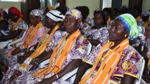 Des femmes issues de différentes coopératives de cacao reçoivent leurs diplômes de fin de formation