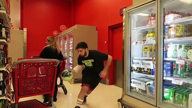 Kız Arkadaşıyla Alışveriş Yapmanın Sıkıcılığını Eğlenceli Hale Getiren Adam