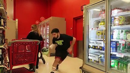 Kız Arkadaşıyla Alışveriş Yapmanın Sıkıcılığını Eğlenceli Hale Getiren Adam