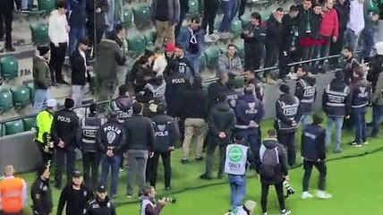 Depremzedelere yardım için düzenlenen "dostluk" maçında tekme tokat kavga!