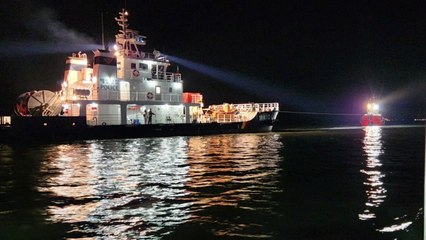충남 보령 오천항 인근에서 스크루에 예인줄 걸린 조난 선박 구조 / YTN