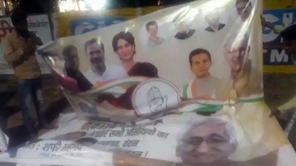 शहर से हटाया जा रहा स्वास्थ्य मंत्री का पोस्टर