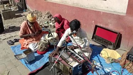 જુનાગઢ માં રોડ ઉપર સંતવાણી ગાતો એક કલાકાર સાંભળો આ કલાકારને #viralvideo #1000subs